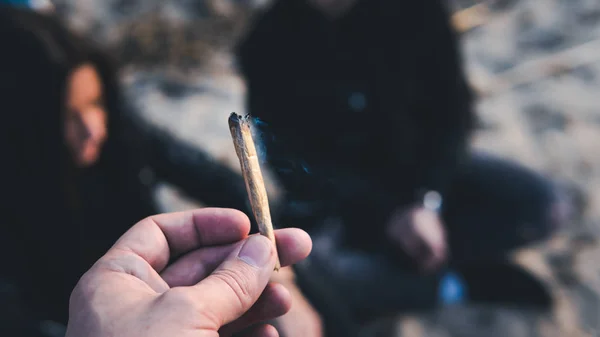야외에서 마리화나 관절을 흡연하는 사람. — 스톡 사진