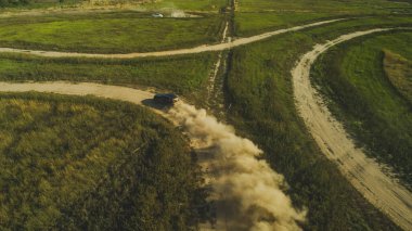 Kharkiv, Ukrayna - 09.22.18: Off road test sürüşü af yeni bir araba Au