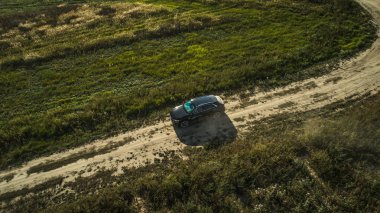 Kharkiv, Ukrayna - 09.22.18: Off road test sürüşü af yeni bir araba Au