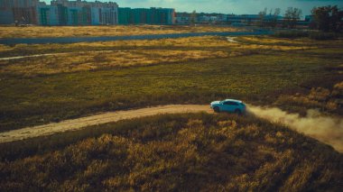 Kharkiv, Ukrayna - 09.22.18: Off road test sürüşü af yeni bir araba Au