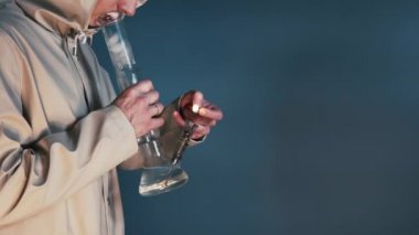 Bong ile marihuana içen kişi, yakın çekim. Erkek elinde bong. Esrar ilaçtır 