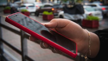 Akıllı telefon kadın el yakın çekim. 