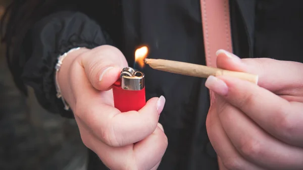 Marihuana en primer plano en la mano femenina. Mujer fumadora médico —  Fotos de Stock