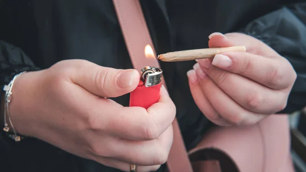 Marihuana stawu w kobiecej dłoni zbliżenie. Kobieta palenia Medyk — Zdjęcie stockowe