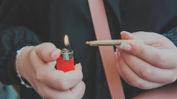 Marihuana stawu w kobiecej dłoni zbliżenie. Kobieta palenia Medyk — Zdjęcie stockowe
