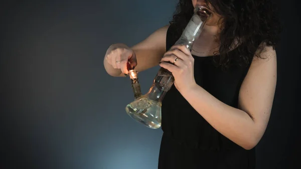 The young person smoking medical marijuana with bong. — Stock Photo, Image