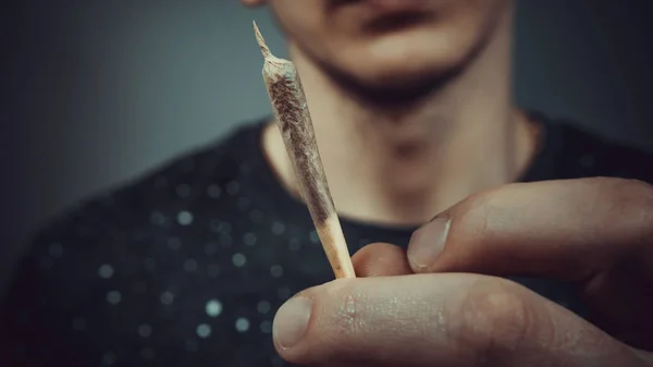 O jovem fumando maconha medicinal. Close-up . — Fotografia de Stock