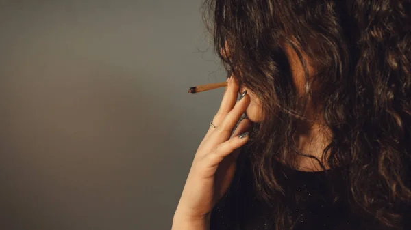 The young person smoking medical marijuana joint. Close-up. — Stock Photo, Image