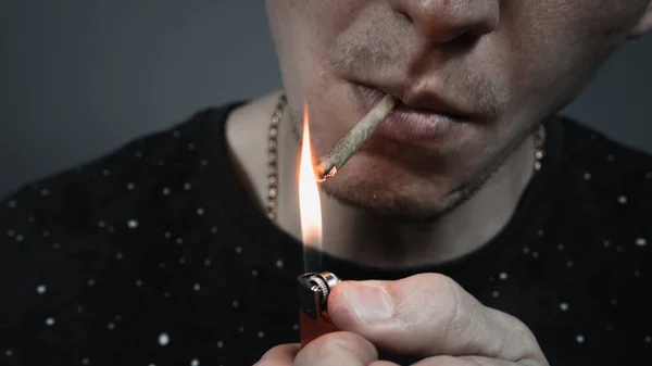 Молодой человек курит медицинскую марихуану. Крупный план . — стоковое фото