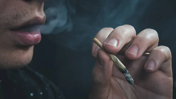 El joven que fuma marihuana medicinal. Primer plano . —  Fotos de Stock