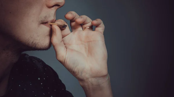 O jovem fumando maconha medicinal. Close-up . — Fotografia de Stock