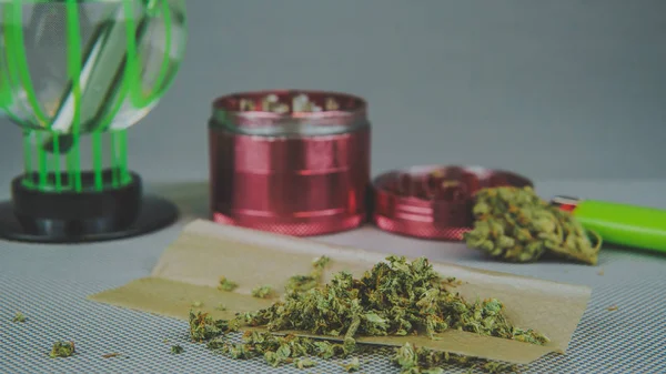 Brotes de marihuana medicinal con bong y molinillo de cerca . —  Fotos de Stock