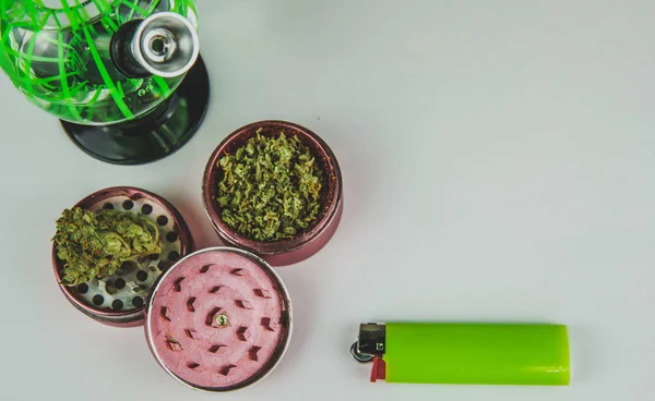 Medicinsk marijuana knoppar med Bong och Grinder Close-up. — Stockfoto
