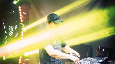 05.17.2019 - Kiev, Ukrayna: Dj bir gece kulübünde sahne alıyor. Dj playi