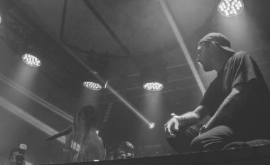 05.17.2019 - Kiev, Ukrayna: Dj bir gece kulübünde sahne alıyor. Dj playi