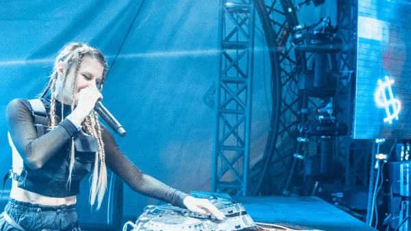 05.17.2019 - Kiev, Ucrânia: DJ se apresenta em uma boate. Dj playi — Fotografia de Stock