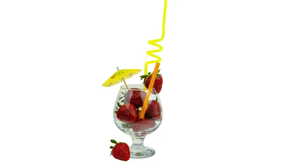 新鲜草莓作为一种天然果汁的概念。草莓鸡尾酒 — 图库照片