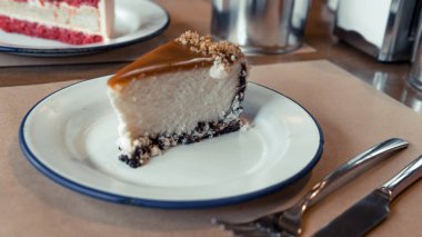 Plaka yakın çekim karamel ile Cheesecake. 