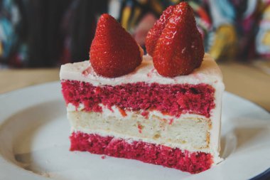 Tabakta krema lı ve taze çilekli kek yakın çekim