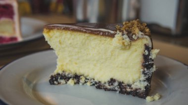 Plaka yakın çekim karamel ile Cheesecake. 