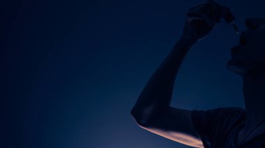 Genç kişi kenevir yağı kullanır. Esrar bitkisel bir kavramdır 