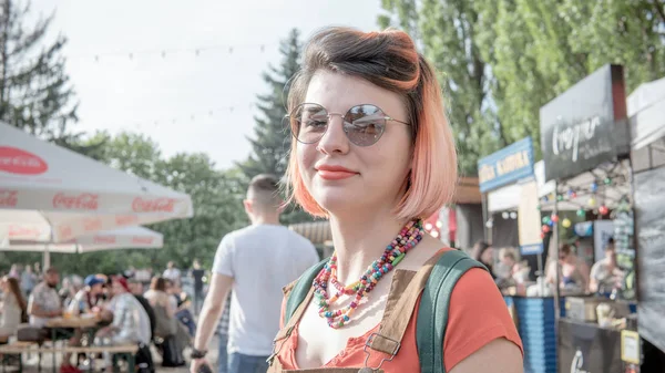 05.16.2019 - キイフ, ウクライナ: タトゥーフェスティバル.タを持つミレニアル世代 — ストック写真
