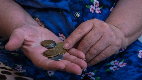 Yaşlı kadın sadaka için yalvarıyor. P elinde para ve sikke closeup — Stok fotoğraf