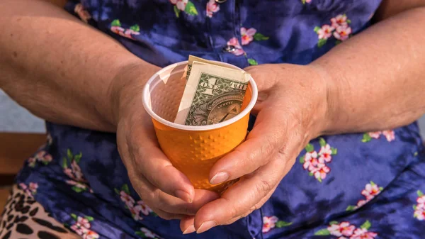 Gammal kvinna väcker för allm. Närbild av pengar och mynt i hand p — Stockfoto