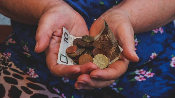 Gammal kvinna väcker för allm. Närbild av pengar och mynt i hand p — Stockfoto