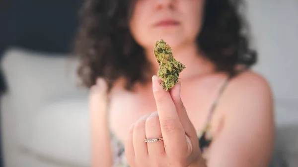 Der junge Mensch hält medizinische Marihuana-Knospen in der Hand. — Stockfoto