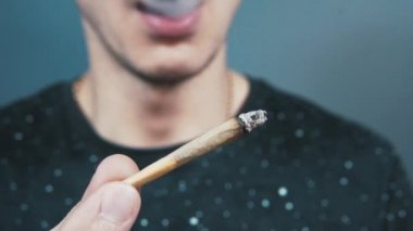 Tıbbi marihuana içen kişi yakın çekim. Esrar tıbbibir şeydir. Tüm dünyada yasallaştırma