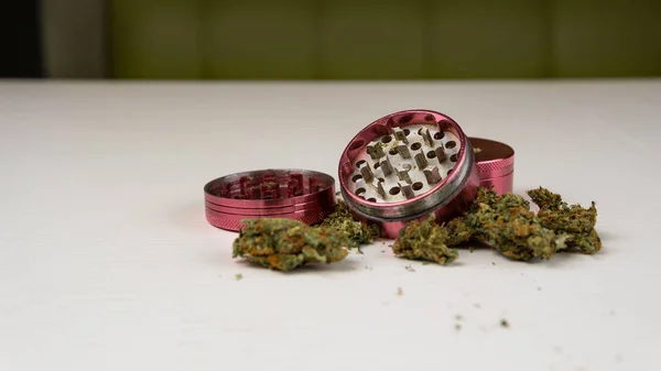Brotes de marihuana medicinal y molinillo en la mesa blanca. Cannabis —  Fotos de Stock
