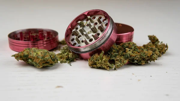 Medicinsk marijuana knoppar och kvarn på det vita bordet. Cannabis — Stockfoto