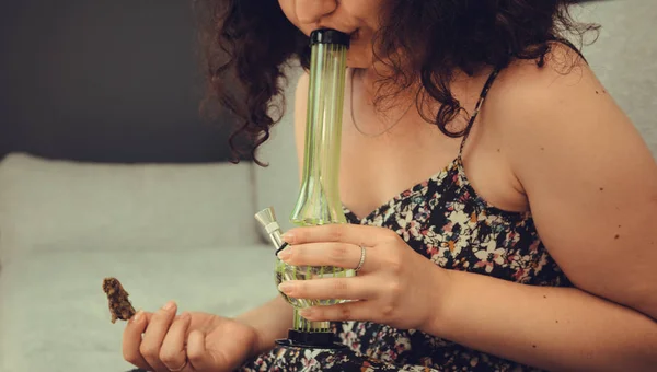 O jovem segura em sua mão botões de maconha medicinais e bon — Fotografia de Stock