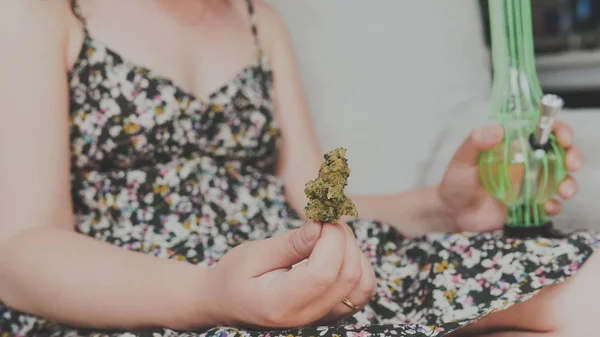 A fiatal tart az ő kezében orvosi marihuána rügyek és Bon — Stock Fotó