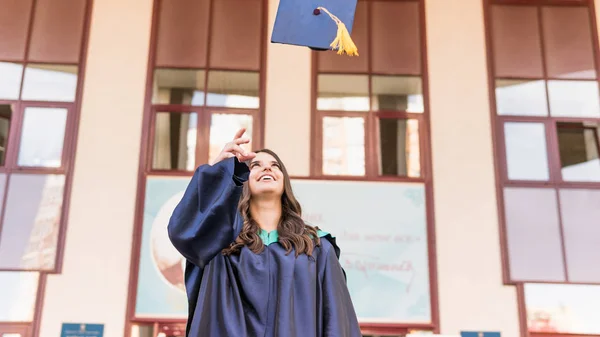 Graduados de la universidad lanzando sombreros de graduación en el aire. Grupo —  Fotos de Stock