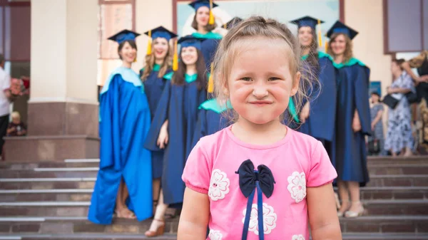 微笑む子供ピンクのt-shirの小さな女の子のクローズアップ肖像画 — ストック写真