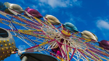 Lunaparktaki atlıkarınca, yakın çekim. Atlıkarınca spinni olduğunu