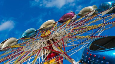 Lunaparktaki atlıkarınca, yakın çekim. Atlıkarınca spinni olduğunu