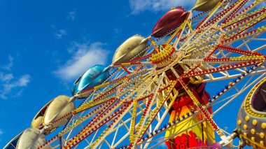 Lunaparktaki atlıkarınca, yakın çekim. Atlıkarınca spinni olduğunu