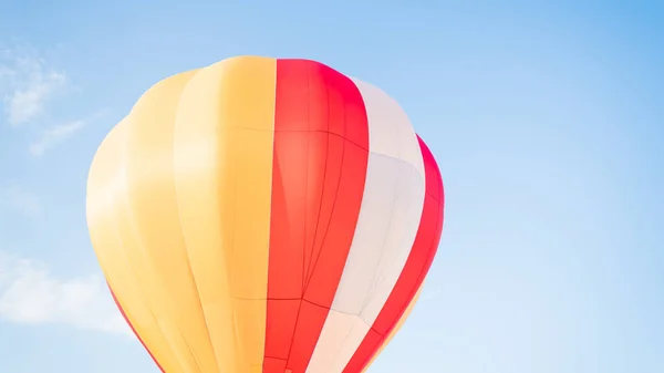 Mavi gökyüzünde uçan renkli sıcak hava balonları. — Stok fotoğraf