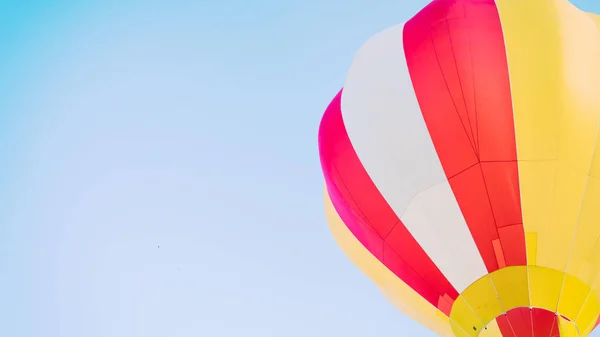 Mavi gökyüzünde uçan renkli sıcak hava balonları. — Stok fotoğraf