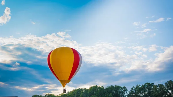 Mavi gökyüzünde uçan renkli sıcak hava balonları. — Stok fotoğraf