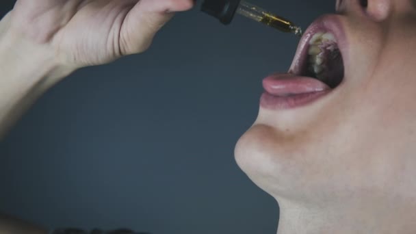 Joven Que Consume Aceite Cannabis Cerca Aceite Cannabis Medicina — Vídeo de stock