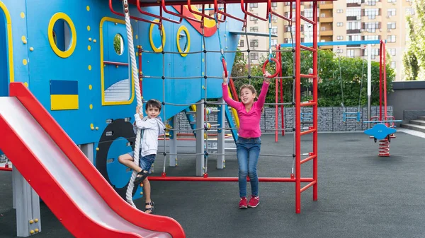 Oyun alanında mutlu gülümseyen çocuk. Dışarıda oynayan mutlu çocuklar