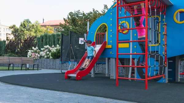 Boldog mosolygó gyerek a játszótéren. Boldog gyerekek játszanak a szabadban — Stock Fotó