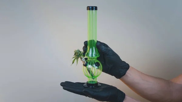 Die Person hält in seiner Hand Bong mit frischem medizinischem Marihuana bu — Stockfoto