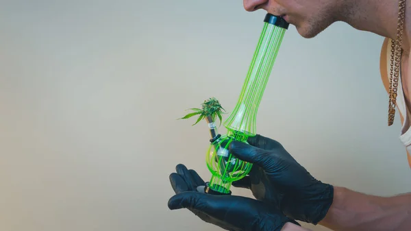 Kişi taze tıbbi marihuana bu ile elinde bong tutun — Stok fotoğraf