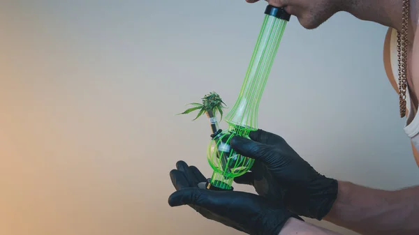 Die Person hält in seiner Hand Bong mit frischem medizinischem Marihuana bu — Stockfoto