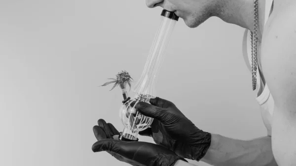 Die Person hält in seiner Hand Bong mit frischem medizinischem Marihuana bu — Stockfoto